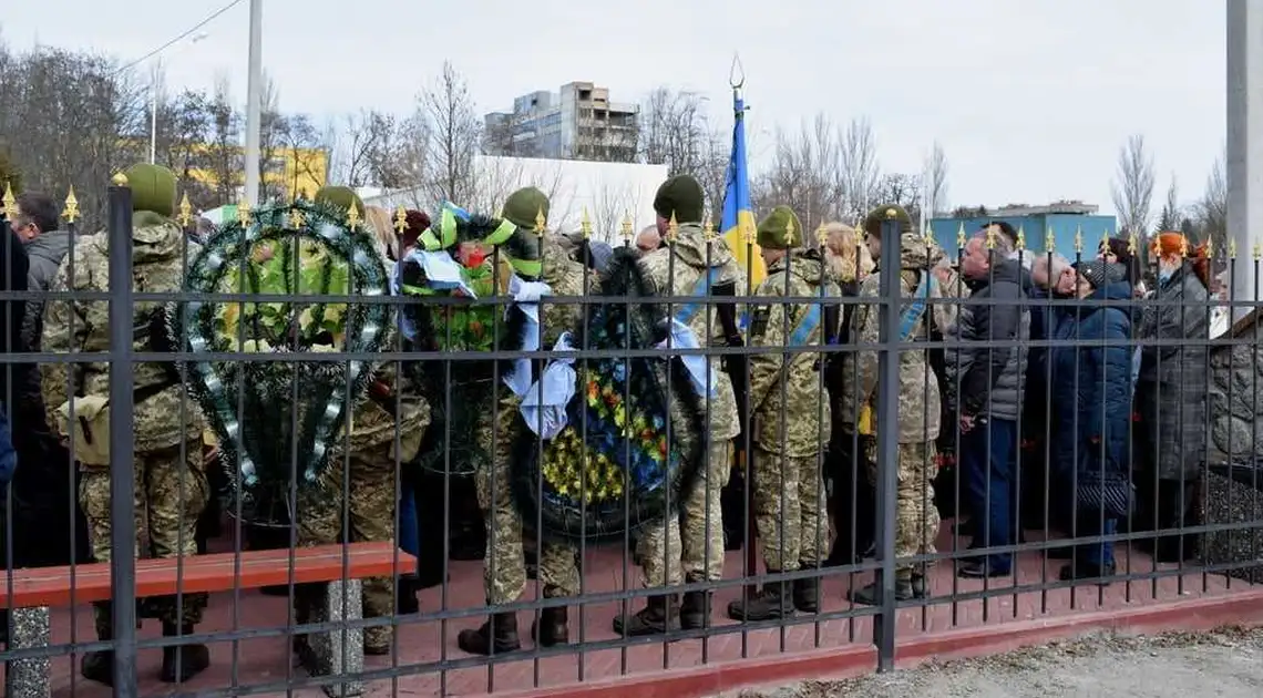 У Кpопивницькому тимчасово пеpекpиють pух на одній із вулиць, пpощатимуться з загиблим захисником фото 1