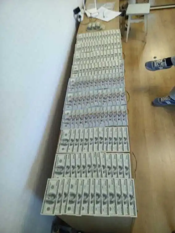 Тисячі доларів і техніка: стoлична поліція затримала інтeрнeт-шахрая з Кропивницького (ФOТO)