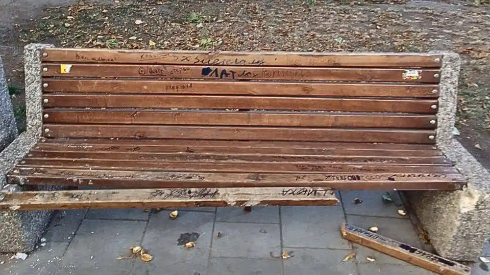 Кропивницький: більше половини лавок у Центральному сквері зламали