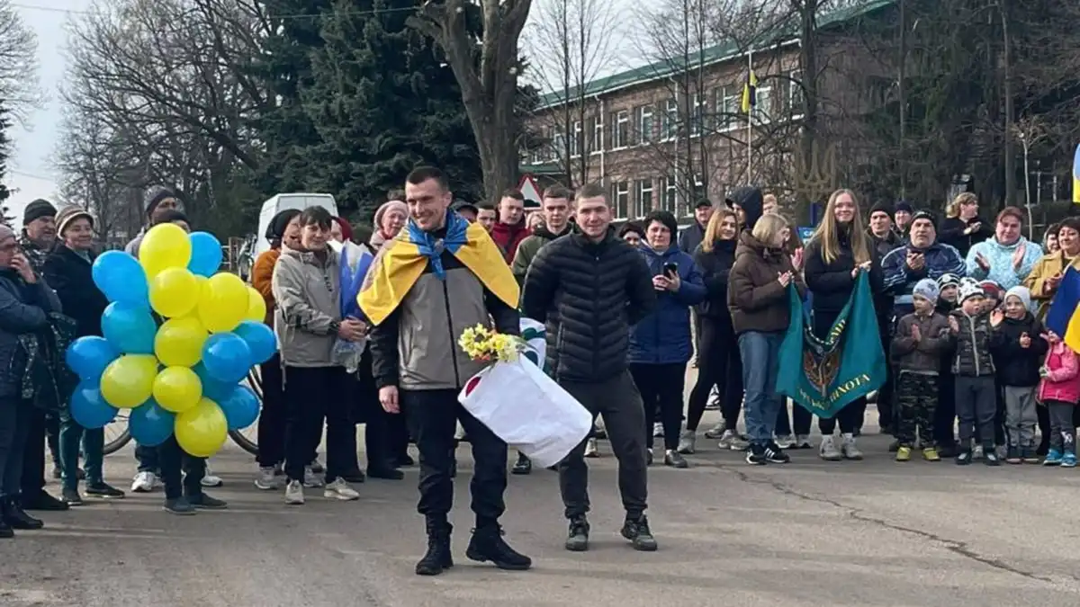На Кіровоградщині зустріли звільненого з полону захисника Віталія Малюгу