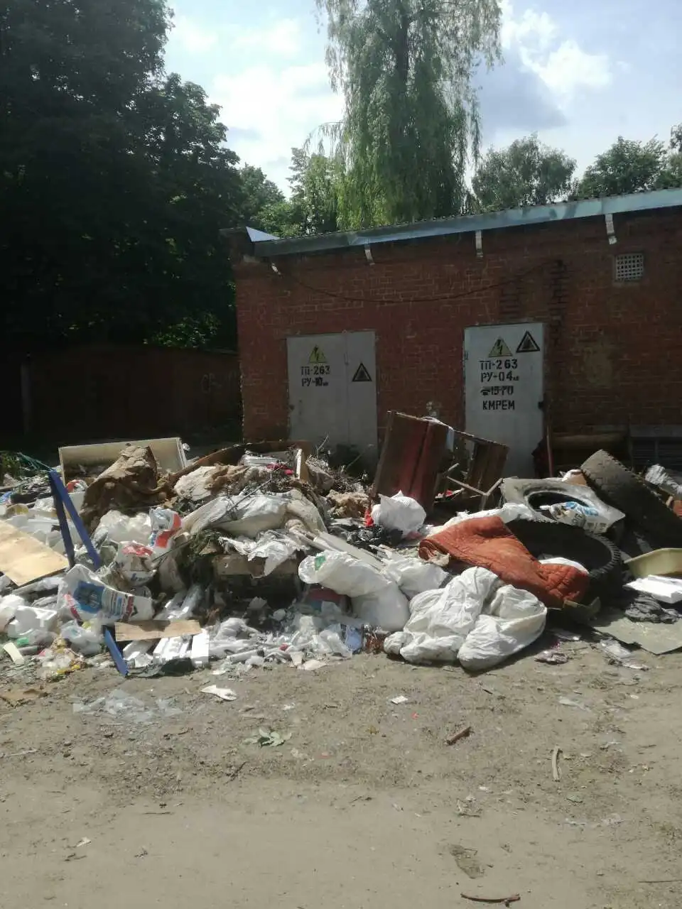 Сміттєзвалище біля кропивницьких багатоповерхівок: кому належить і хто прибиратиме (ФОТО)