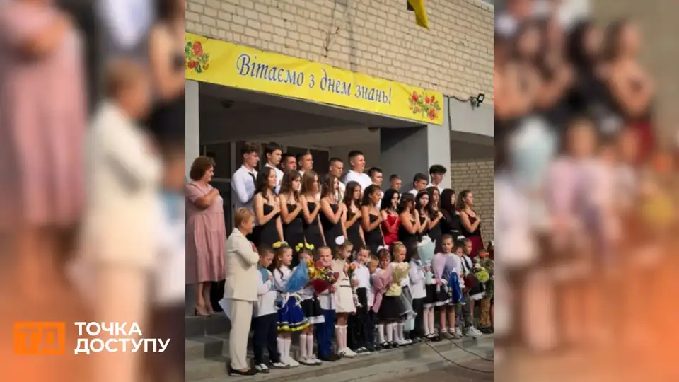 “Відспівала за всіх присутніх”: дівчинка з Кіровоградщини підкорила мережу виконанням гімну
