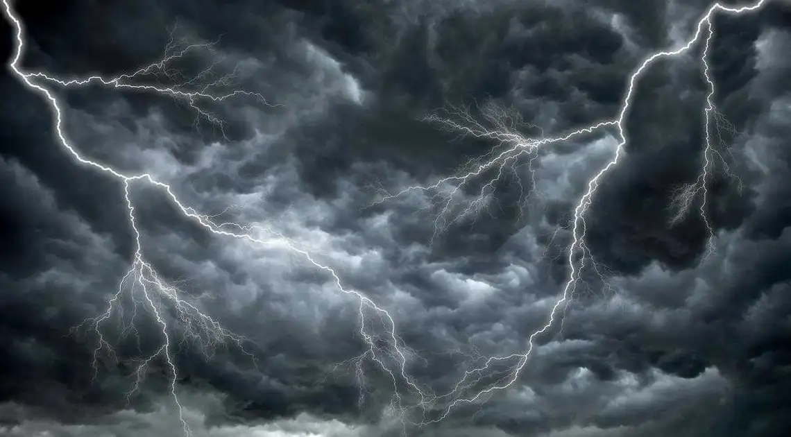 Гроза та шквали: на Кіровоградщині оголосили штормове попередження фото 1