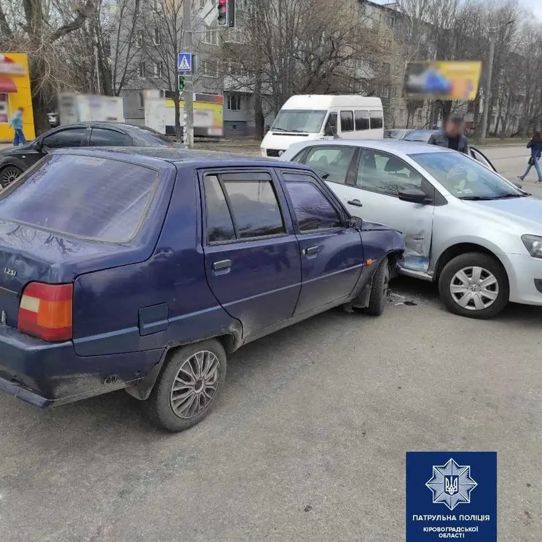 У Кропивницькому зіткнулися Volkswagen та ЗАЗ (ФОТО) фото 1