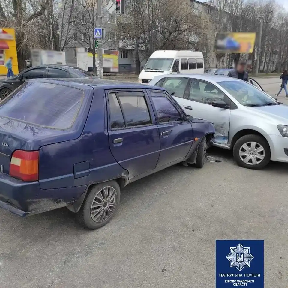 У Кропивницькому зіткнулися Volkswagen та ЗАЗ (ФОТО)