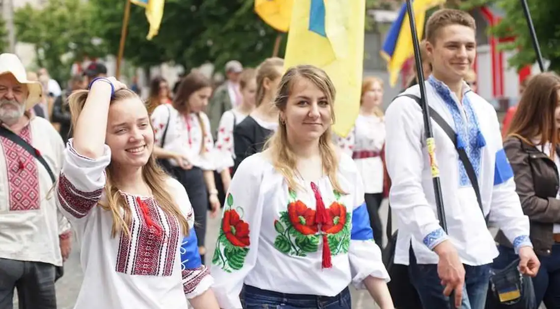 Зaвтpa кропивничани у вишивaнкaх зможуть суттєво зекономити фото 1