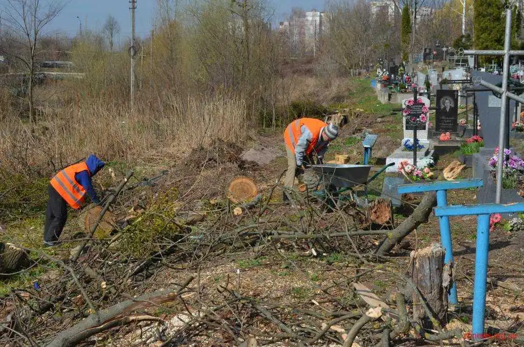 На Кіровоградщині найперше візьмуться за цвинтарі та прилеглі території фото 1