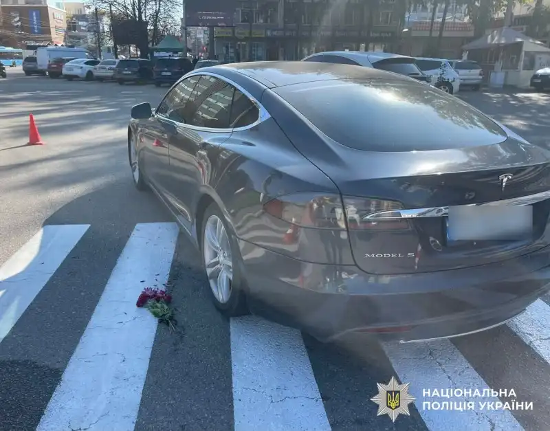 У Кропивницькому 12 жовтня автомобіль Tesla наїхав на двох жінок на пішохідному переході. Обох постраждалих доправили до лікарні. Поліція розслідує ДТП.