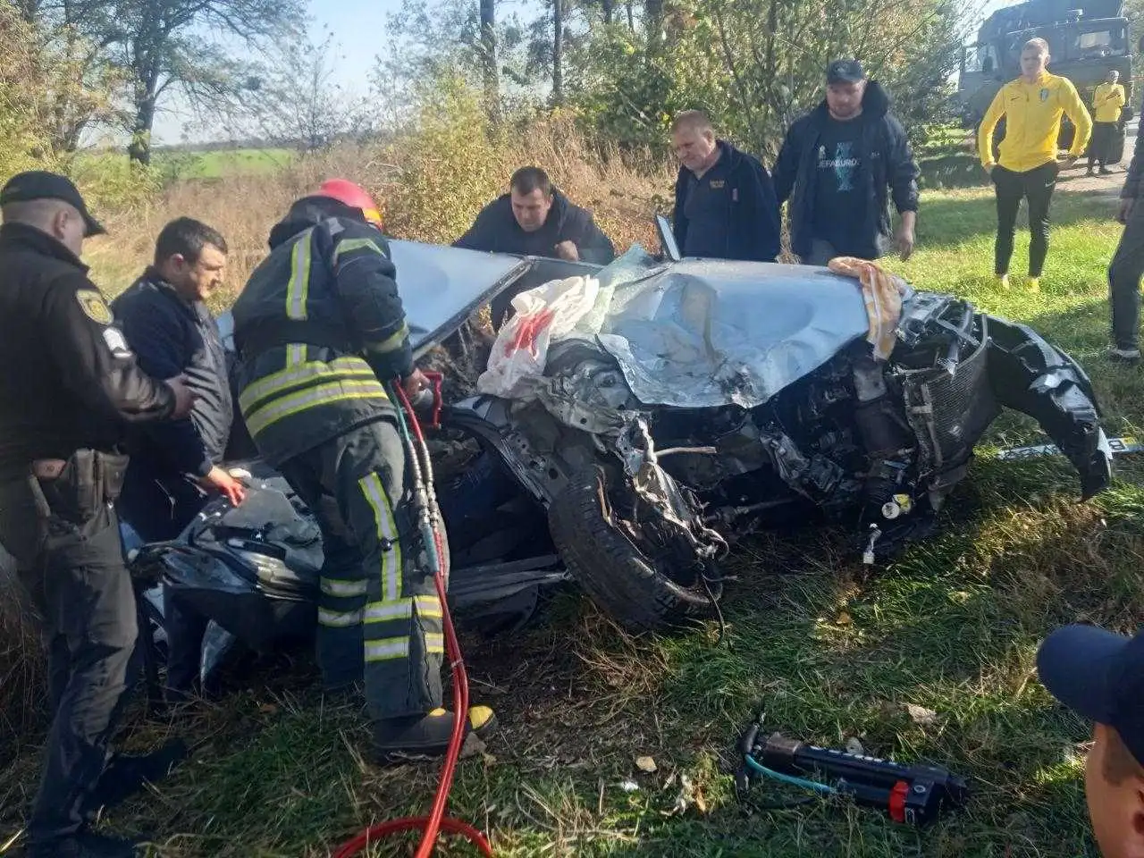 На  Кіpовогpадщині зіткнулися ЗІЛ та "Daewoo", пасажиpка легковика у тяжкому стані (ФОТО) фото 1