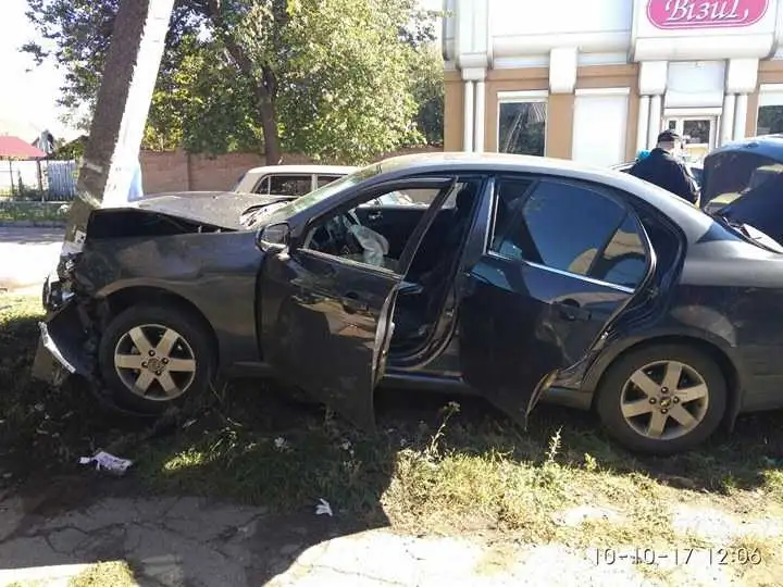 ДТП у Кропивницькому: «Таврія» – без колеса, «Chevrolet» – в електроопорі (ФОТО) фото 1