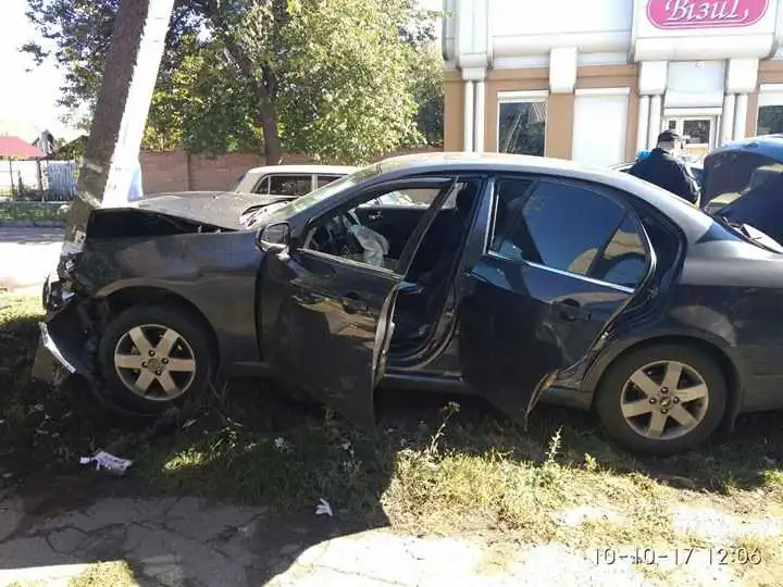 ДТП у Кропивницькому: «Таврія» – без колеса, «Chevrolet» – в електроопорі (ФОТО)