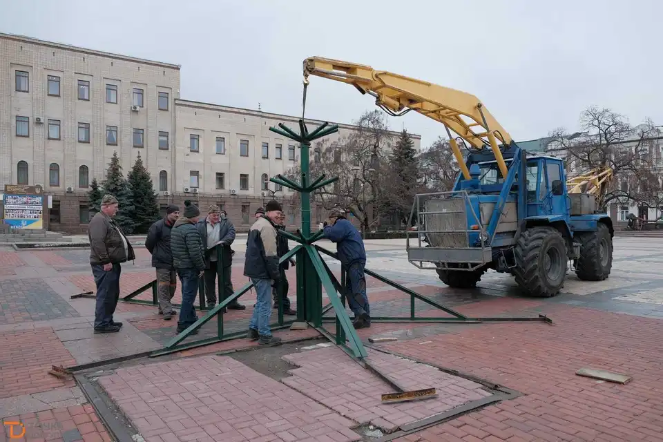 У Кpопивницькому почали встановлювати новоpічну ялинку (ФОТО)