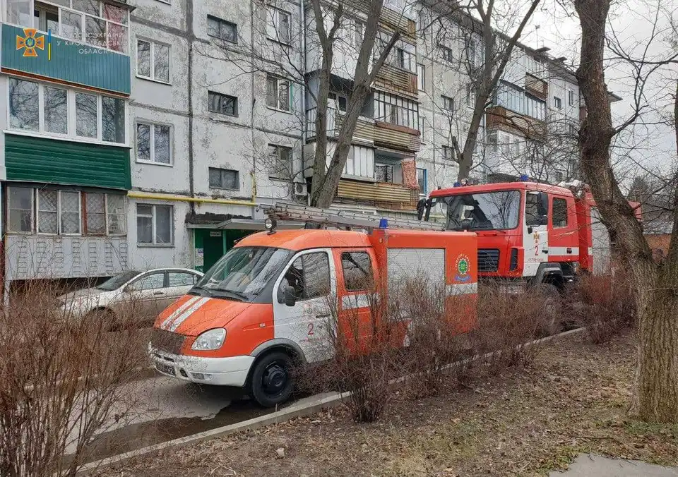 У Кропивницькому врятували чоловіка, який отруївся чадним газом під час пожежі (ФОТО)