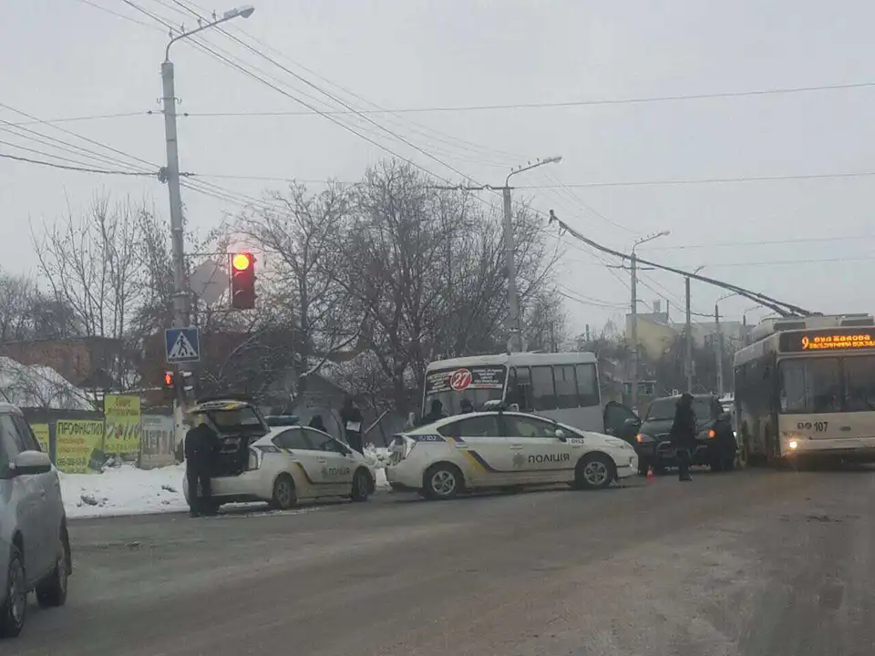 Маршрутка у Кропивницькому протаранила одразу два легковика (ФОТО)