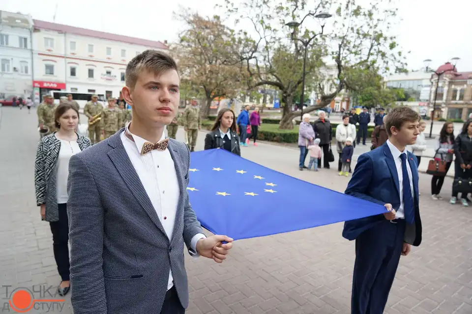 Над Кропивницьким підняли прапори України та Євросоюзу (ФОТОРЕПОРТАЖ)
