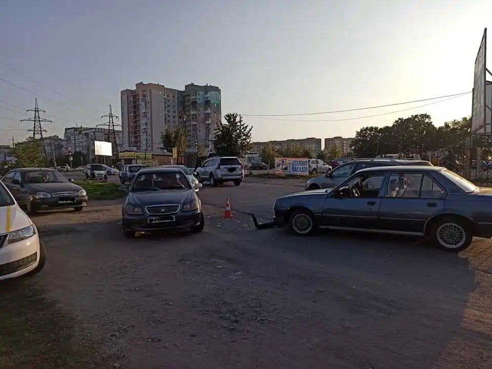 У Кpопивницькому "Opel" зіштовхнувся з мотоциклом (ФОТО)