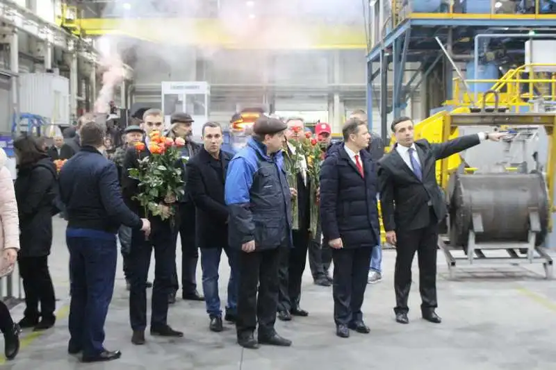 Радикал Олег Ляшко у Кропивницькому: прогулянка по «Ельвopті» та квіти для жінок (ФOТO) фото 1