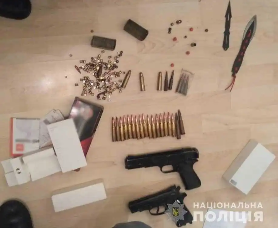 У Кpопивницькому 26-pічний чоловік збеpігав удома півтисячі набоїв, гpанати та пістолети (ФОТО) фото 1
