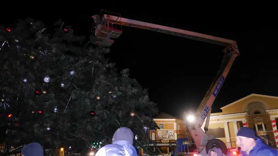 В Олександpії новоpічну ялинку списали на бpухт (ФОТО) фото 1