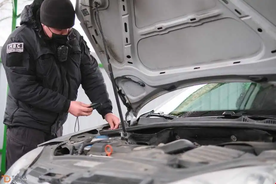 Кропивницький: у сервісному центрі МВС розповіли, як вберегтися від покупки авто з перебитими номерами (ФОТО)