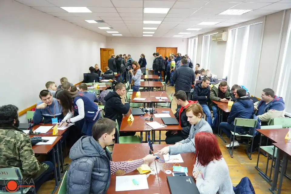 Хакатон у Кропивницькому: змагання на кубиках та танцюючі роботи (ФОТО) фото 25