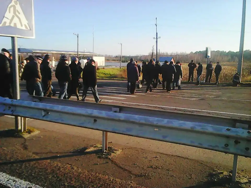 На Кіровоградщині ображені рейдерами селяни перекрили трасу сполученням Київ-Одеса фото 1