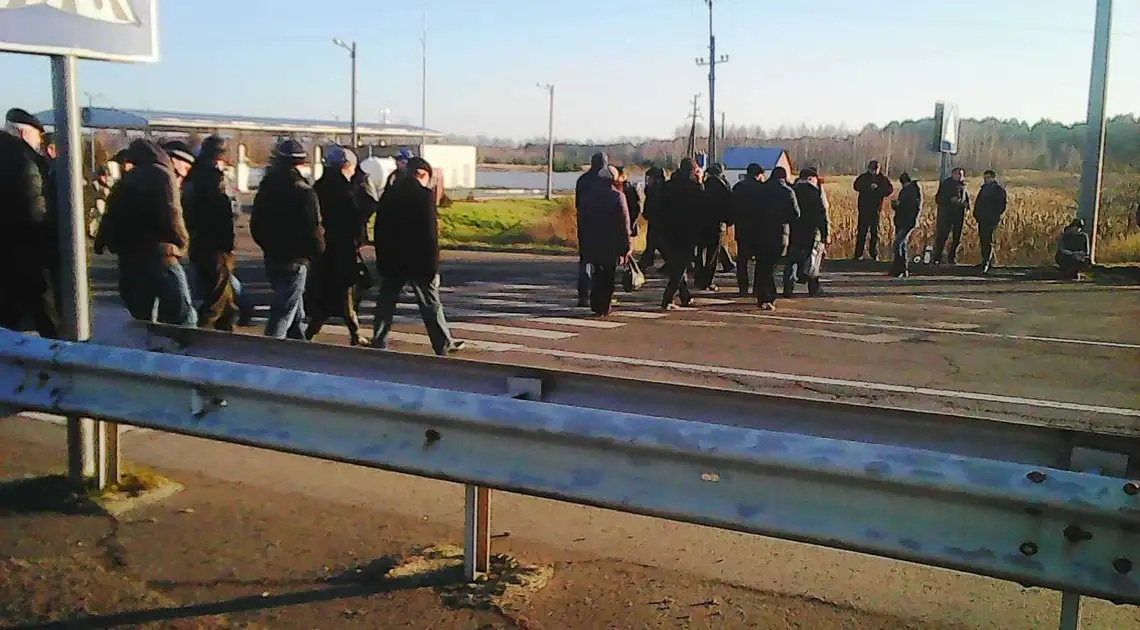 На Кіровоградщині ображені рейдерами селяни перекрили трасу сполученням Київ-Одеса фото 1