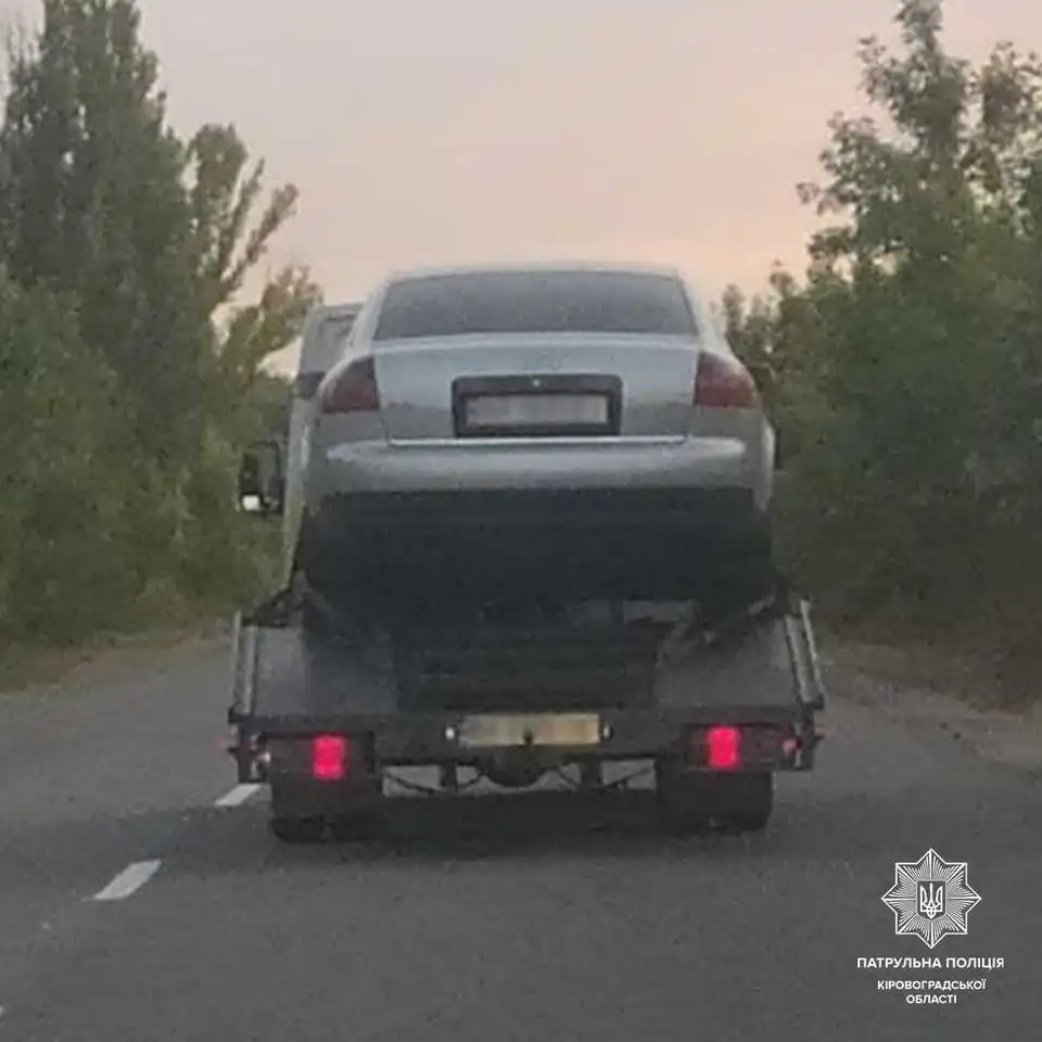 На Кіровоградщині евакуювали дві автівки, водії яких порушили ПДР