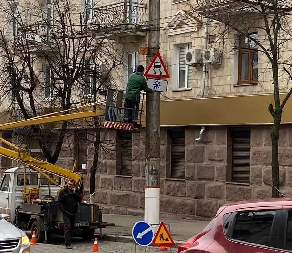 У Кропивницькому на центральній вулиці встановили 10 нових дорожніх знаків (ВІДЕО)
