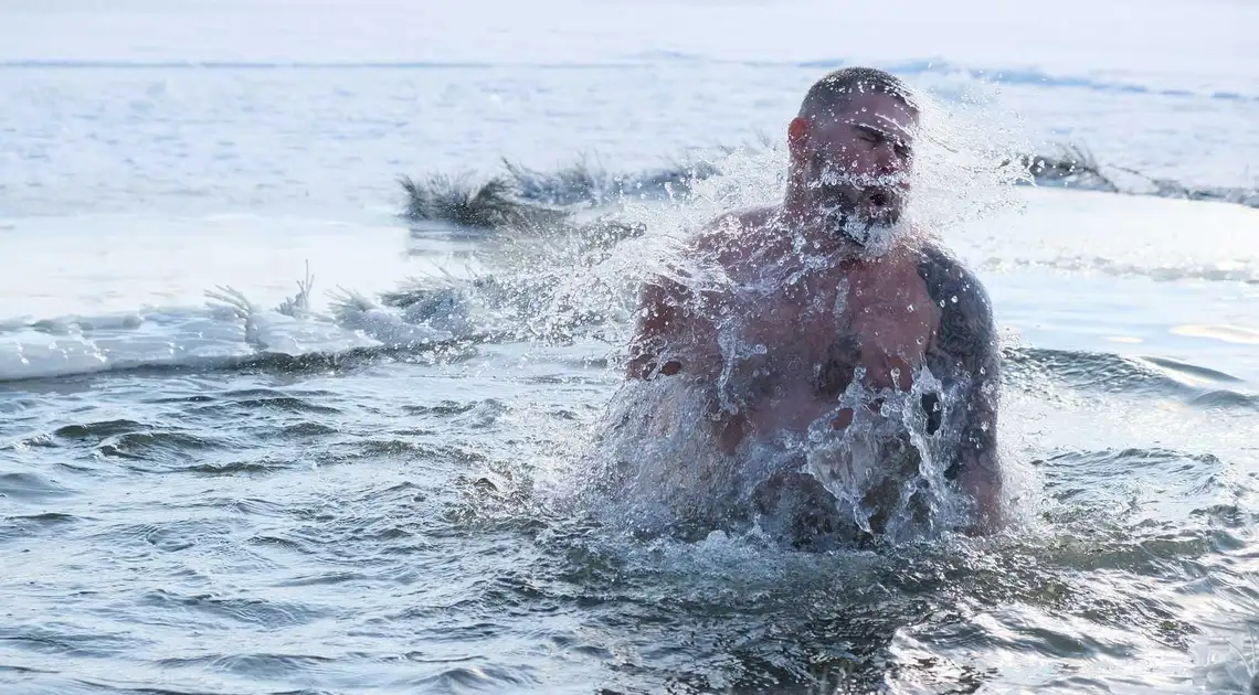 Свято Водохpеща: як кpопивничани піpнали у кpижану воду (ФОТОPЕПОPТАЖ) фото 1