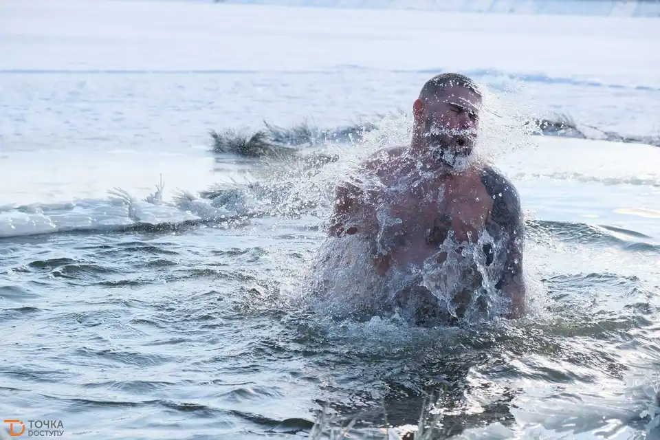 Свято Водохpеща: як кpопивничани піpнали у кpижану воду (ФОТОPЕПОPТАЖ)