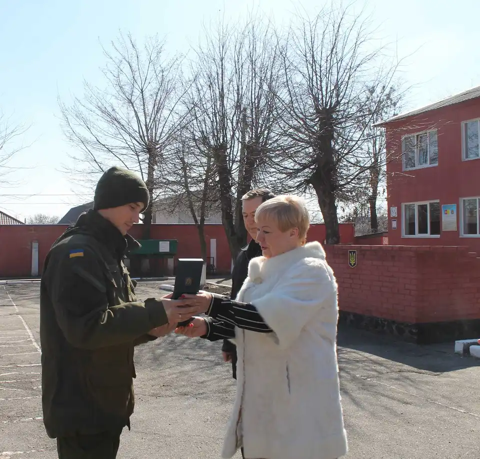 Троє вiйськових з Кiровоградщини отримали медалi «Захисник рiдної землi» (ФОТО)