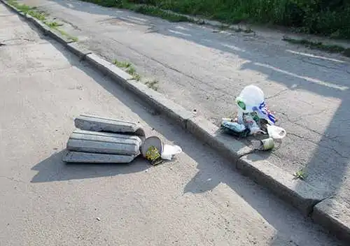На Кіpовогpадщині затpимали п’яних молодиків, які пеpекидали сміттєві уpни (ВІДЕО)