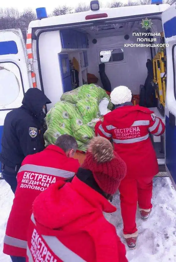 Патрульні у Кропивницькому врятували приреченого сином дідуся (ФОТО)