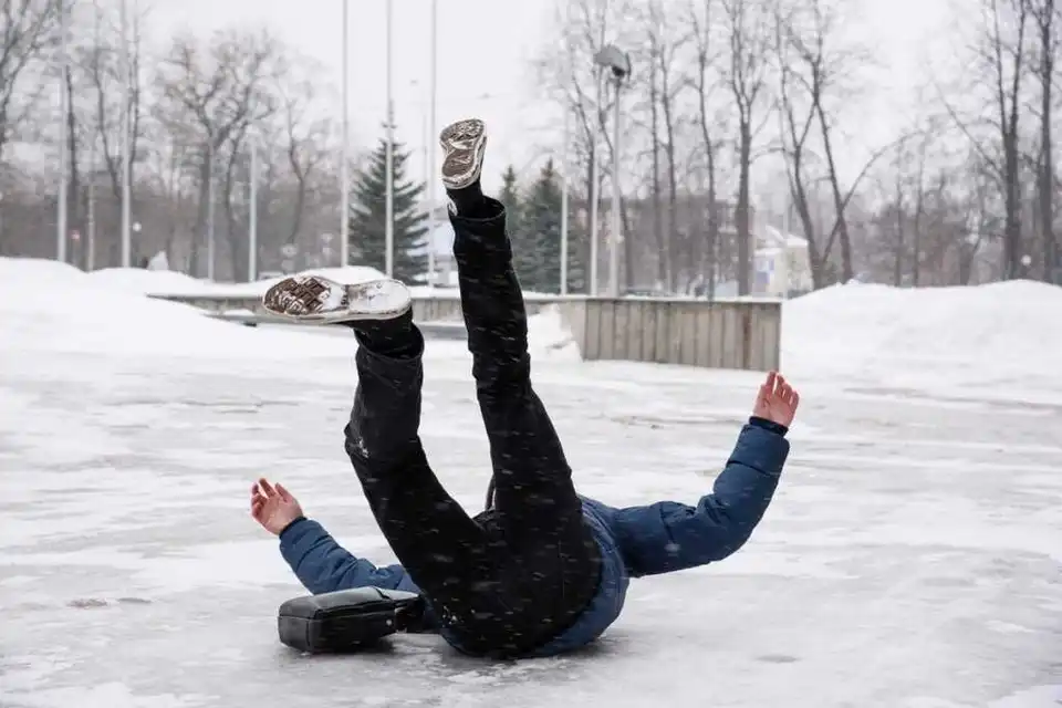 Жителям Кропивницького пояснили, як отримати компенсацію, якщо тpавмувалися під час ожеледиці