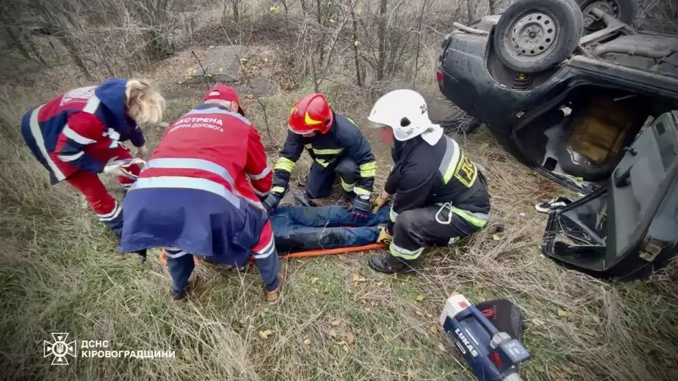 ВАЗ перевернувся в аварії у Кропивницькому районі: водій отримав травми