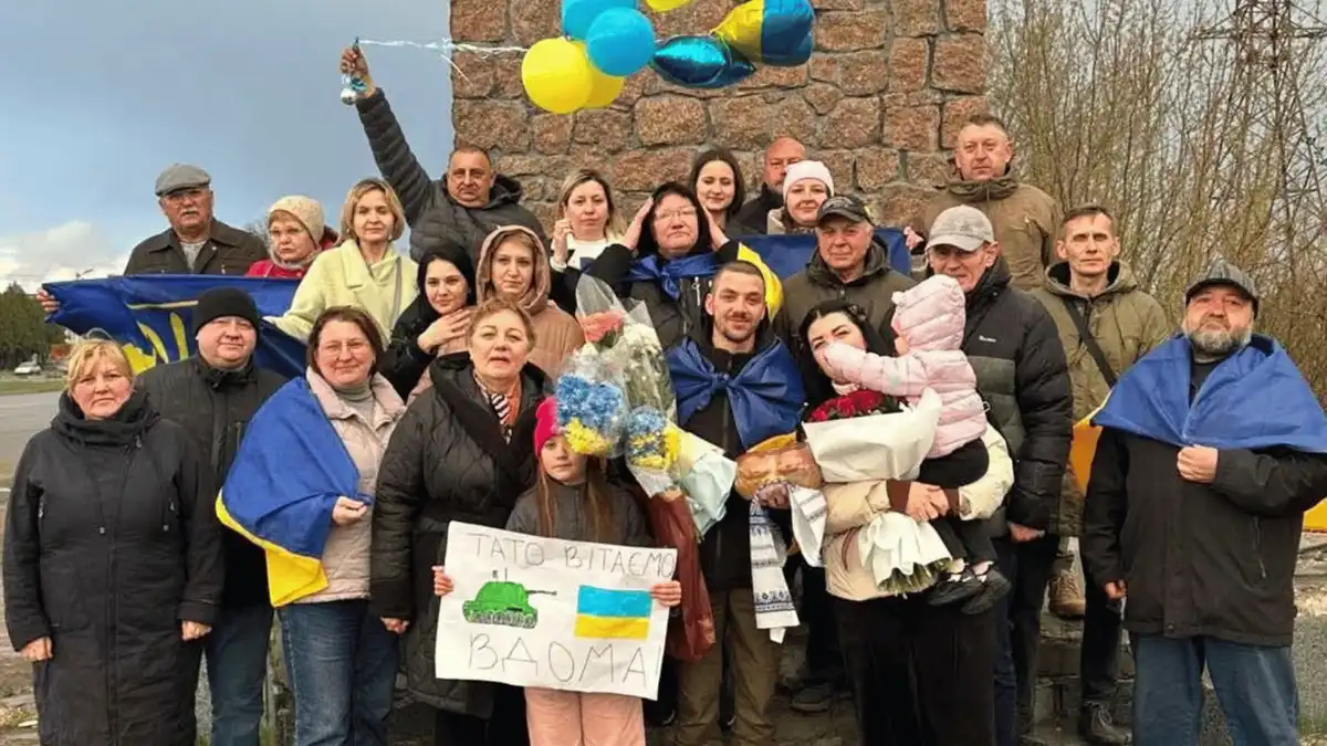 Зустріли звільненого з полону військового