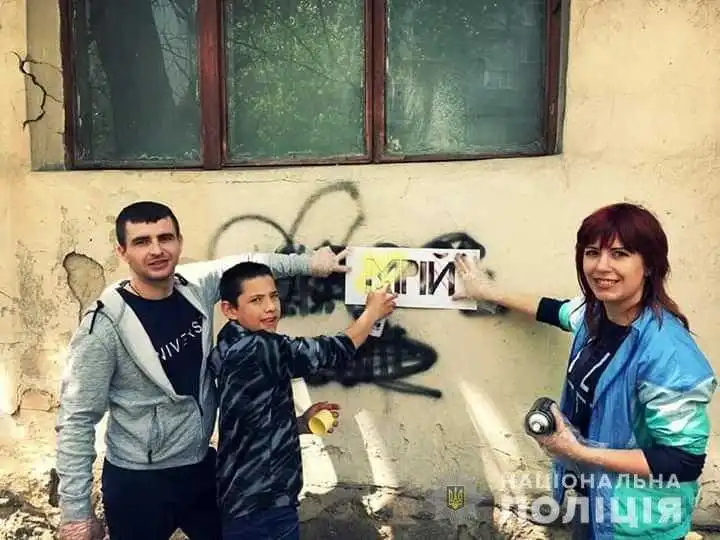 У Кpопивницькому активісти та поліцейські замальовували pекламу наpкотиків (ФОТО)