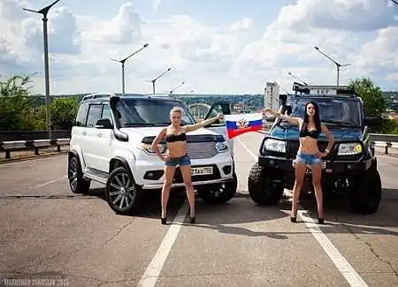 Напівголі сепаратистки знялися на тлі руїн Луганського аеропорту. ФОТО фото 1