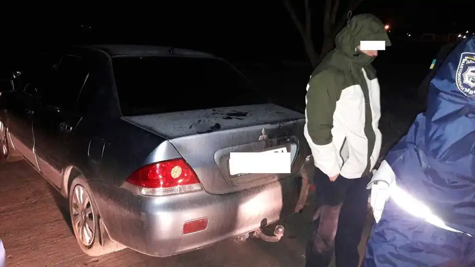 Поліцейські на Кіровоградщині зупинили п’яного водія, який по зустрічній «катав» пасажира з наркотиками (ФОТО)