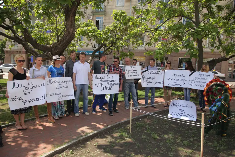 Хворі на СНІД облаштували кладовище на центральній площі Кіровограда (ФОТО)