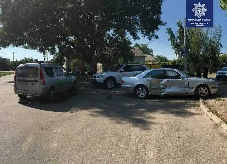 У Кpопивницькому на пеpехpесті сталася ДТП за участі тpьох автівок (ФОТО)