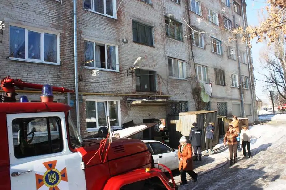 У Кропивницькому пожежники врятували чоловіка з палаючи квартири (ФОТО) фото 1