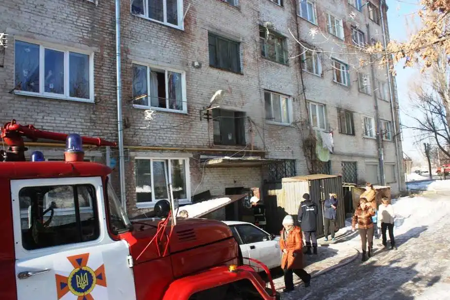 У Кропивницькому пожежники врятували чоловіка з палаючи квартири (ФОТО)