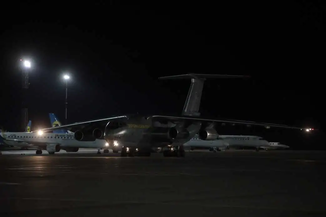 В Україну з Китаю прилетів літак із партією тестів для виявлення COVID-19 фото 1