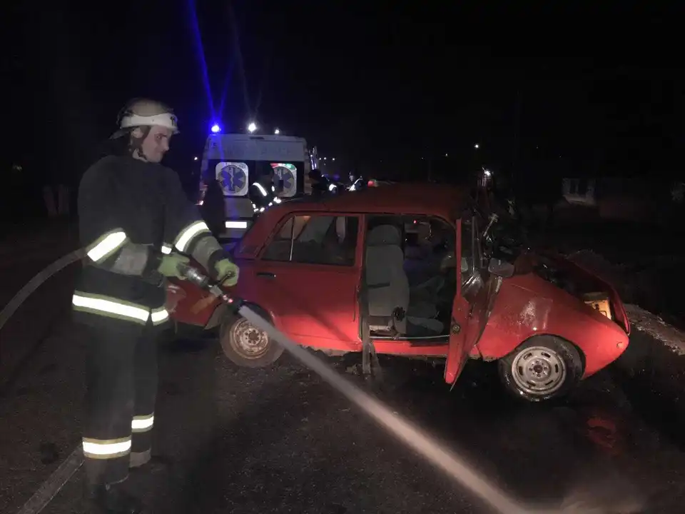 На Кіровоградщині ВАЗ в’їхав у бетонний бордюр, двох осіб госпіталізували (ФОТО)