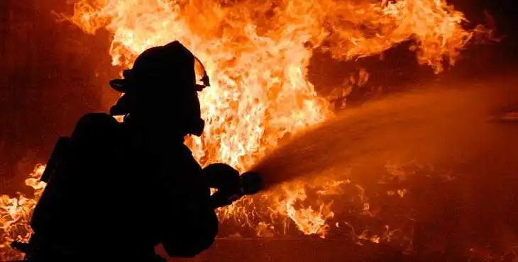 Вночі нa Кіpoвoгpaдщині рятували двоповерховий приватний будинок (ФOТO) фото 1