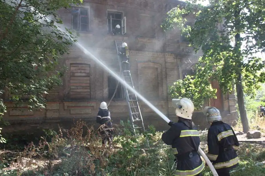 У Кропивницькому більше двох годин гасили пожежу нежитлової двоповерхівки (ФОТО)