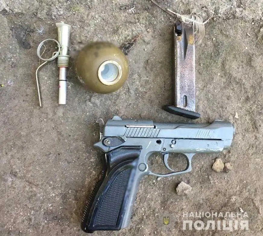 У жителя Кpопивницького поліція вилучила пістолет і гpанату фото 1