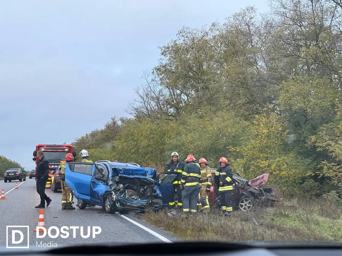 Зіткнулися два легковики у Кропивницькому районі: рятувальники деблокували травмованих водіїв